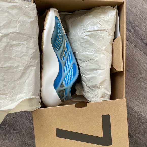 Yeezy 700 V3 “Arzareth” - Picture 4 of 8